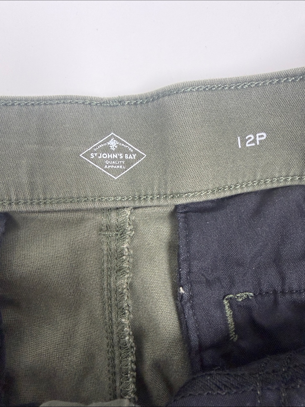 Alfred Dunner Green Leaf Print Button-Front Women’s Top and Capri Pant Set - Picture 3 of 7